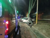 Luján: chocaron contra un colectivo, impactaron contra un árbol y salieron despedidos