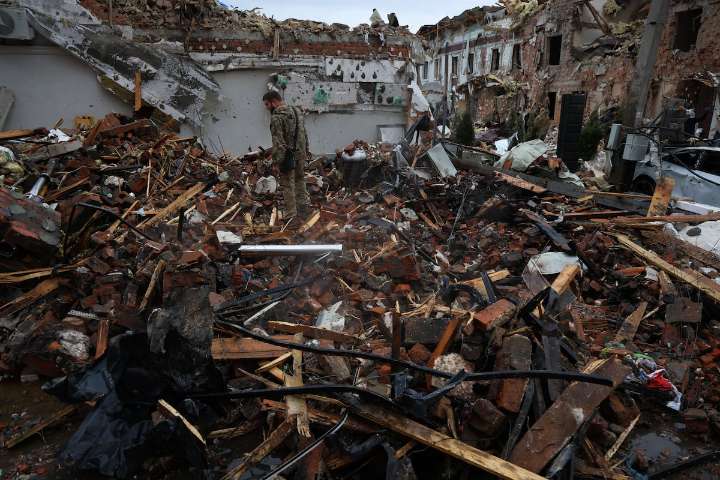 Una calle menos y cuatro muertos más en Kiev: Ucrania es atacada con cientos de drones y misiles rusos