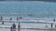 Rescatan salvavidas a tres bañistas en las playas de Mazatlán