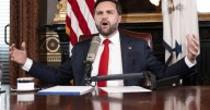 Vicepresidente de EEUU presenta el programa de radio del activista asesinado Charlie Kirk