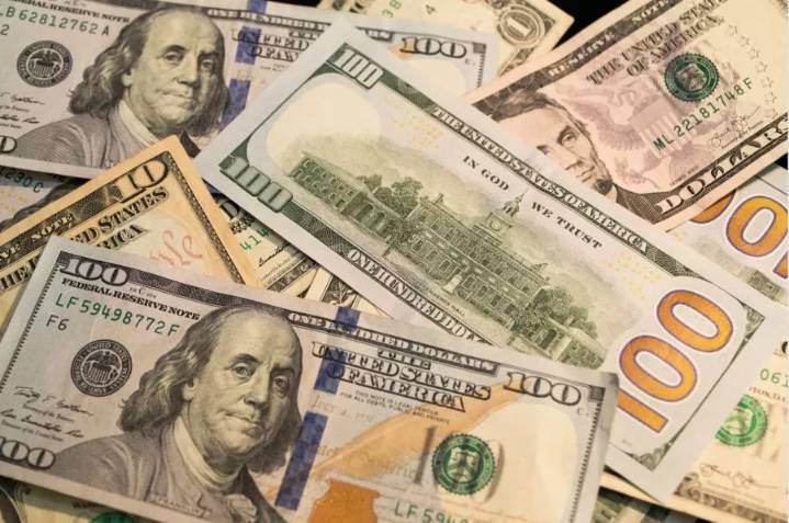 Tras el apoyo de EE.UU. y la eliminación temporaria de retenciones el dólar oficial cerró en $1.430