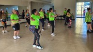 Realizan clases de zumba en el Parque Central