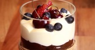 Para endulzar la semana: preparamos trifle de tres chocolates con berries