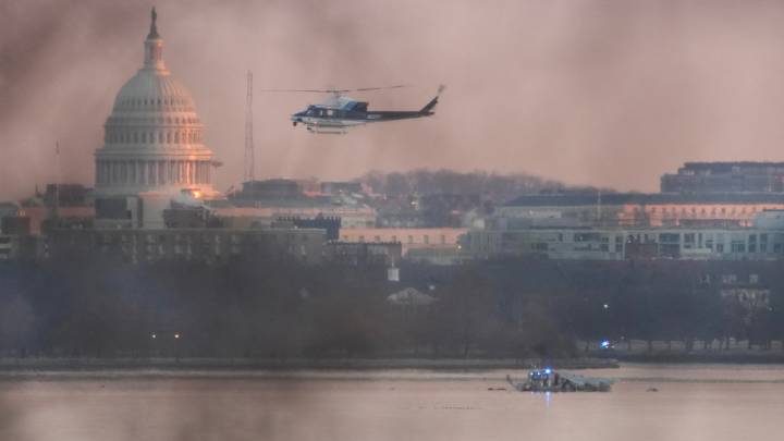 Familias de víctimas demandan aerolínea por colisión aérea en DC