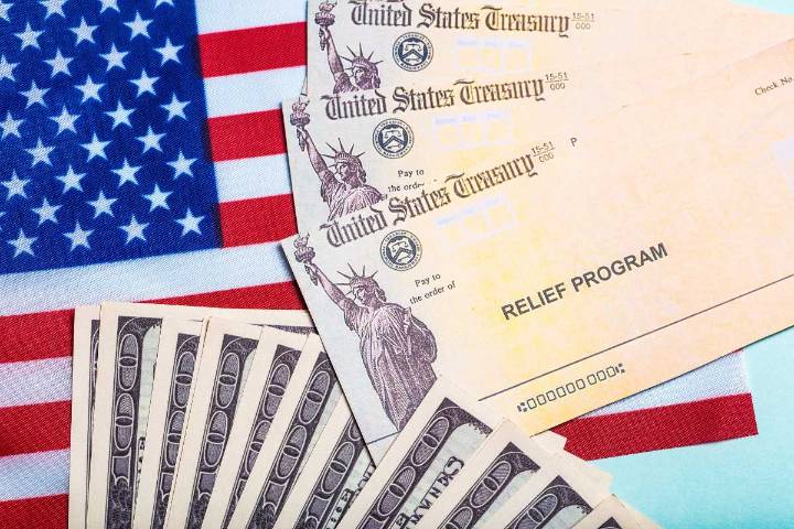 Ayuda económica en estados: guía para latinos