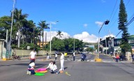 Trabajadores eventuales del ISSSTE extienden bloqueo en Calzada Niños Héroes en protesta por otorgamiento de plazas a Sección 22