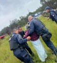 Rescatan policías a abuelita atrapada en vehículo volcado en poblado de Ignacio Zaragoza