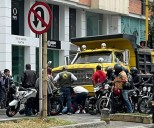 Colisión en el Centro de Pasto: Volqueta y Motocicleta se Enfrentan en un Accidente con Heridos Graves"