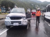 Terios impacta a buseta frente a la Plaza Vargas