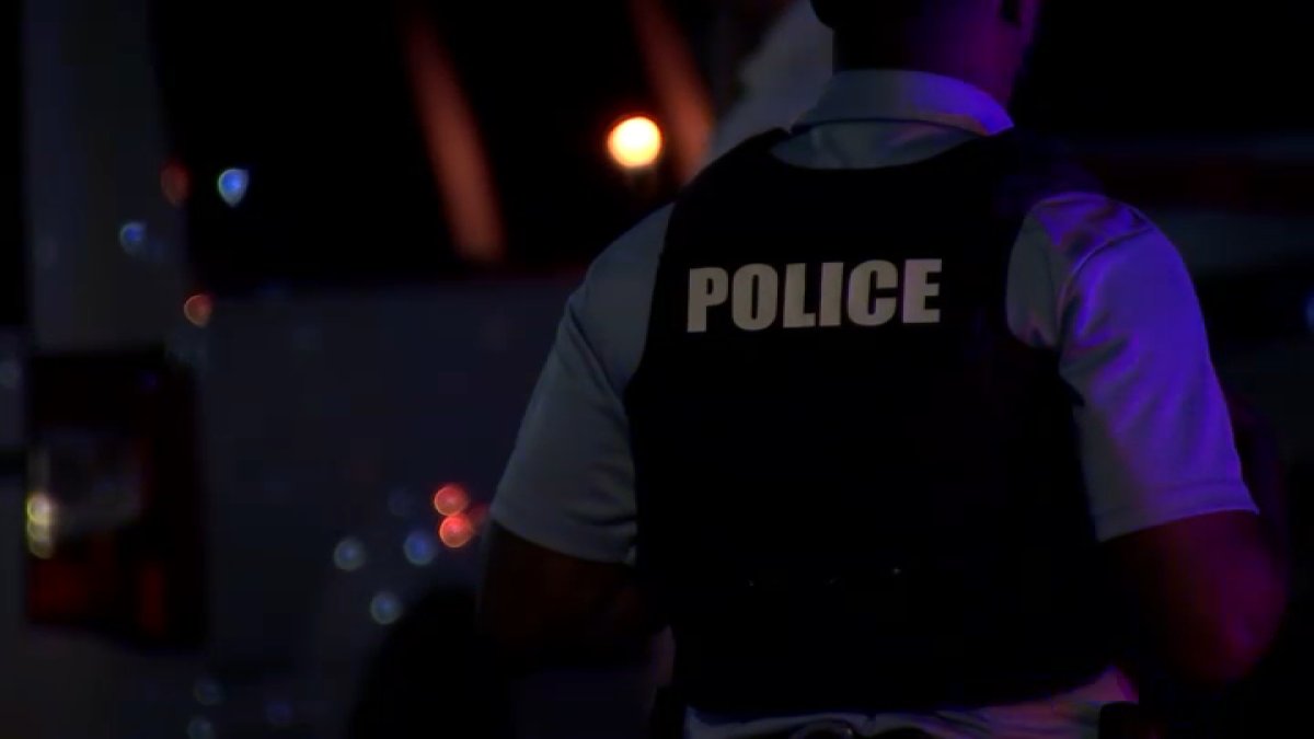 Hieren a hombre en la espalda y el pecho en frente de un bar