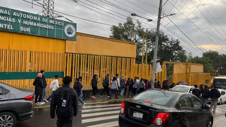 Muere estudiante al interior del CCH Sur tras ataque con arma blanca; responsable se fractura las dos piernas al intentar escapar