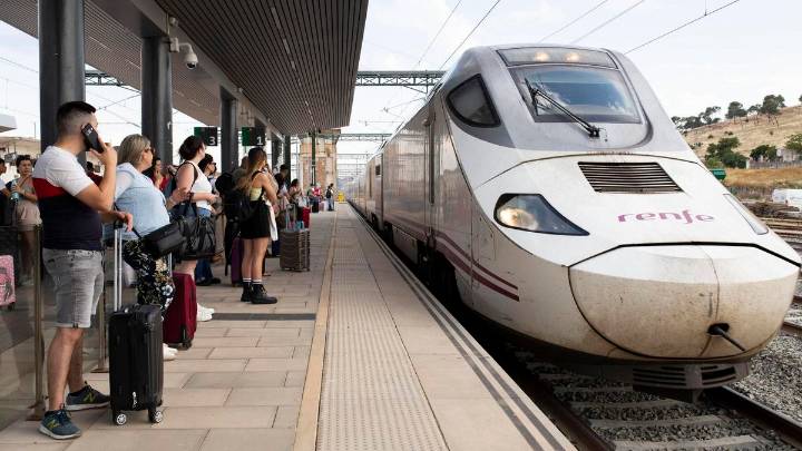 Reanudada la circulación ferroviaria Madrid-Cáceres tras el accidente de un coche