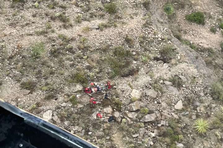 Rescata CBP a senderista que cayó de acantilado en El Paso