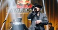 Pablo Chill-E debuta con éxito en el show Red Bull Symphonic del teatro Corpartes