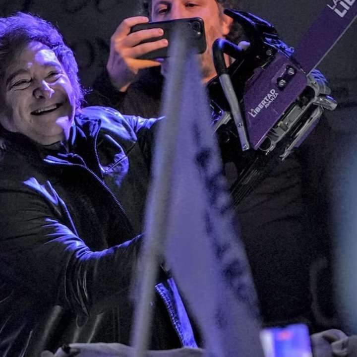 En medio de cruces por el operativo de seguridad, Javier Milei cerrará hoy la campaña bonaerense en Moreno