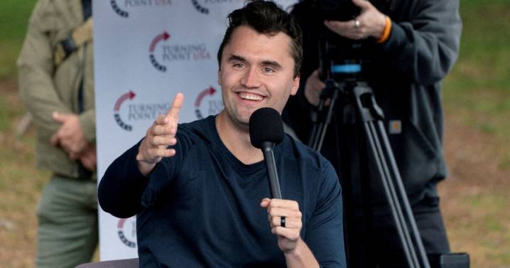 Gobierno de EU analiza revocar visas a extranjeros que celebraron el asesinato de Charlie Kirk