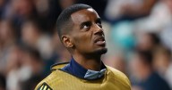 Alexander Isak booed in nightmare first appearance since frosty Newcastle United exit