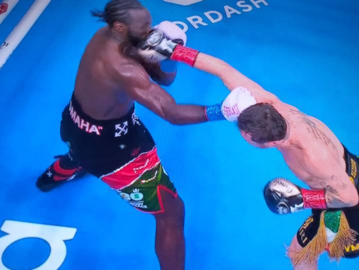 Golpe por golpe, Terence Crawford le quita todo al Canelo