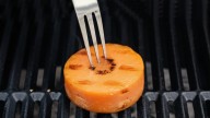 Para qué sirve frotar un trozo de zanahoria por la parrilla, según expertos