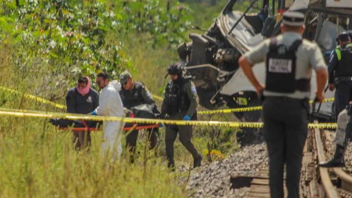 Identifican a los 5 fallecidos en choque entre autobús y tren en Comonfort