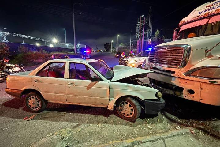 Ebrio conductor se estrella contra un tráiler estacionado, en Saltillo