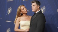 Ni rojo ni negro: el vestido de invitada perfecto para otoño es el que Scarlett Johansson ha llevado a los Emmy