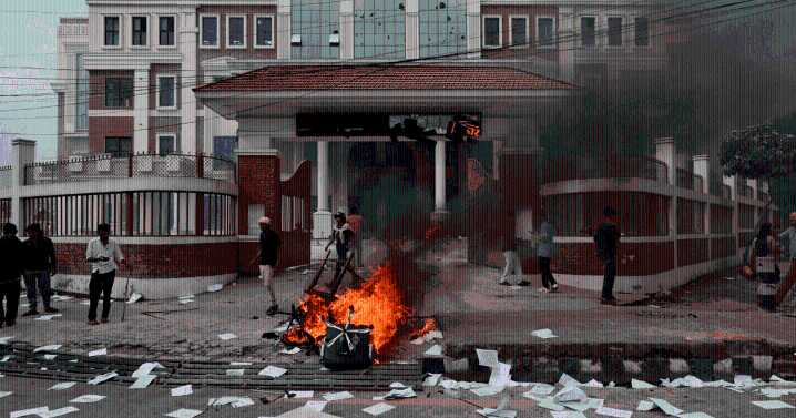 Muere esposa de ex primer ministro de Nepal tras incendio en su casa provocado por manifestantes
