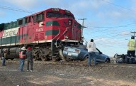 Ferrocarril embiste Mustang que intentó ganarle el paso