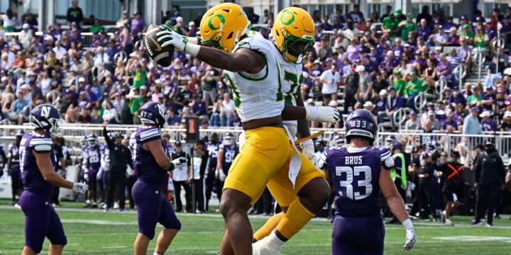 No. 4 Oregon cruises past Northwestern 34