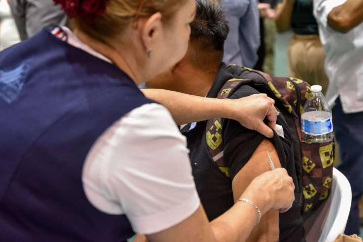 Instan a familias a completar vacunas de sus hijos tras regreso a clases