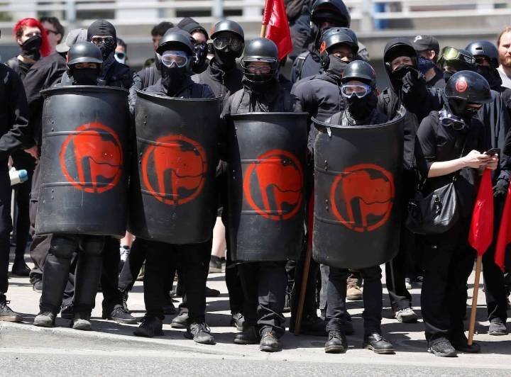 Amaga Trump con designar a Antifa “organización terrorista”