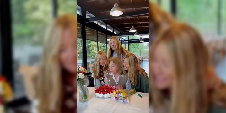 Torta decorada, ramo de flores y mucho amor: Las Trillizas de Oro festejaron el cumpleaños de su madre