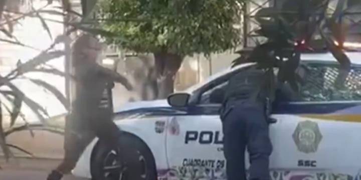 Mujer agrede a policía de la SSC en la alcaldía Benito Juárez y la apodan “Lady patadas”