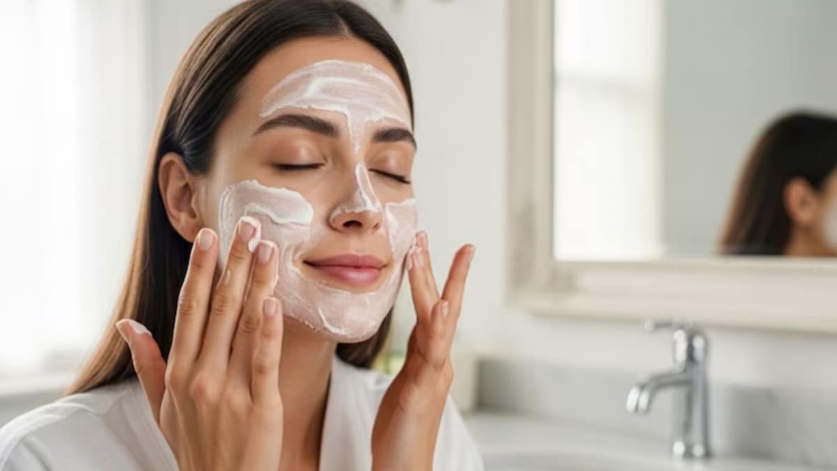 Experts Share How To Build A Skincare Routine For Sensitive Skin That Actually Works