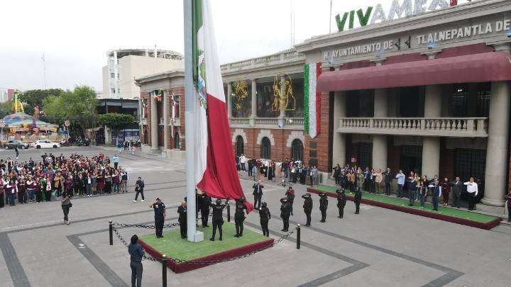 Tlalnepantla honra al Lábaro Patrio con ceremonia de izamiento de bandera
