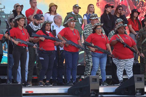 Venezuela condecora a cinco mujeres milicianas tras “la burla” de Trump en su contra