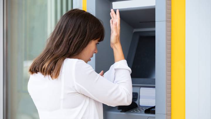 Al retirar dinero de un cajero automático, haga este simple gesto para evitar ser víctima de estafas y fraudes