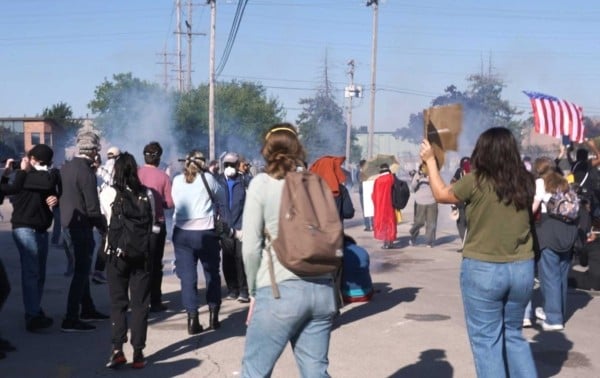 Agentes disparan gas lacrimógeno a manifestantes en edificio del ICE en las afueras de Chicago