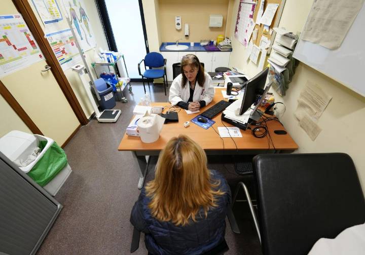 El Gobierno admite bajas injustificadas que se alargan por una «saturación» de la sanidad