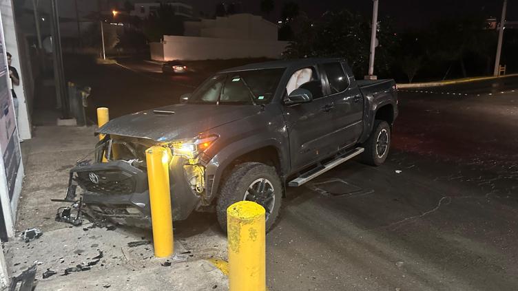 Camioneta colisiona en Elías Müller; resultó con daños