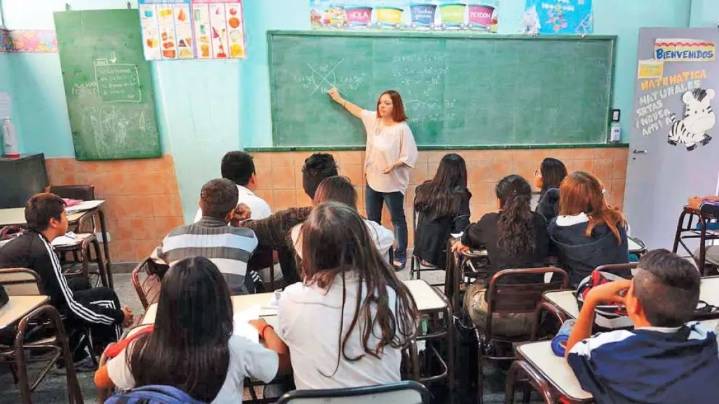Solo 10 de cada 100 estudiantes terminan la escuela secundaria en tiempo y forma