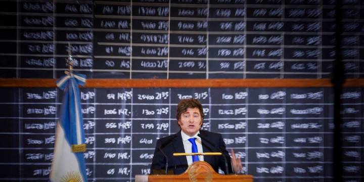 Javier Milei divide su tiempo entre recuperar la agenda política local y los compromisos en el exterior