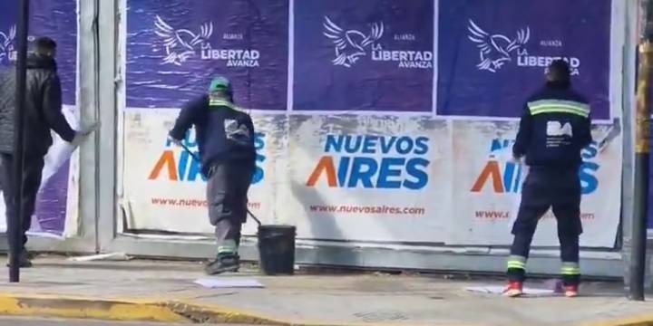 Se viralizó un video de hombres pegando afiches de LLA con uniformes del gobierno porteño: la respuesta oficial