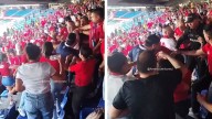 Insólito agarrón entre hinchas de América de Cali en el Pascual: Cristian Barrios sería la razón
