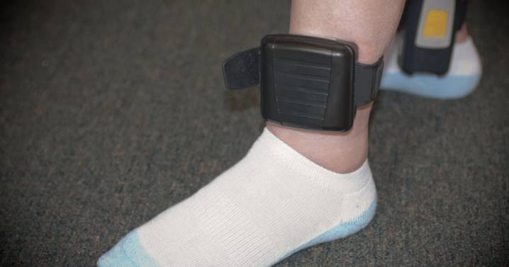 Cómo funcionan las pulseras que protegen a las mujeres de sus maltratadores