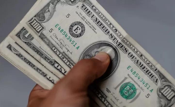 El dólar oficial, imparable: sube otra vez este lunes y se vende a 1480 pesos