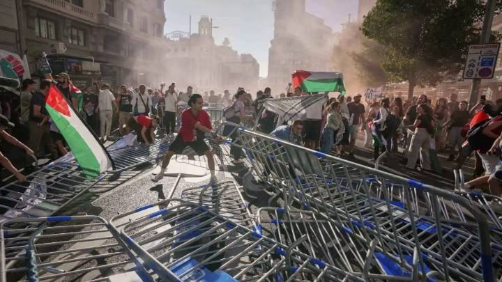 Última etapa de la Vuelta ciclista a España es interrumpida por manifestantes propalestinos