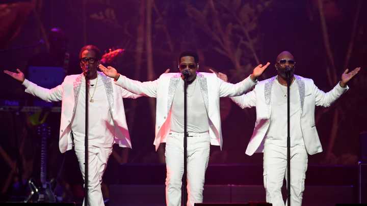 Who is singing the national anthem at Eagles opener? What to know