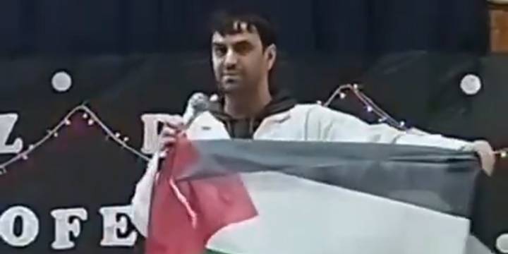 El gobierno porteño le iniciará un sumario al docente que mostró una bandera de Palestina en un acto escolar