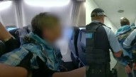 Video muestra a mujer borracha que llega a su vuelo, baila en el pasillo, retrasa el despegue y la expulsan del avión: ¿su actitud implica un riesgo?
